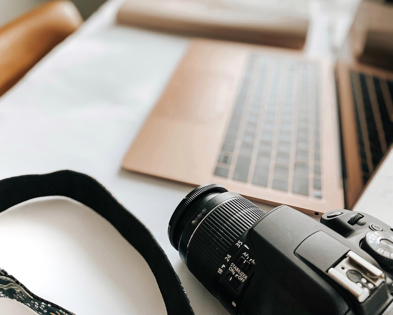 Sherry Bennett, Pionnière du Blogging, Célébre 29 Ans d’Immersion en Ligne : De Blogueuse Étudiante à Entrepreneuse Florissante